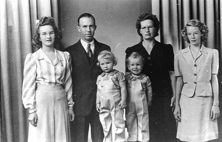 J. C. Layden and wife Dorothy, with their children. Lois and Larry Layden are the twins, and they are flanked by Betty Layden Vrtiska on the left and Beverly Layden Wilcox on the right. When that little twin grew up, he and his dad J. C. went to Indiana to look for Raleigh Layden.
