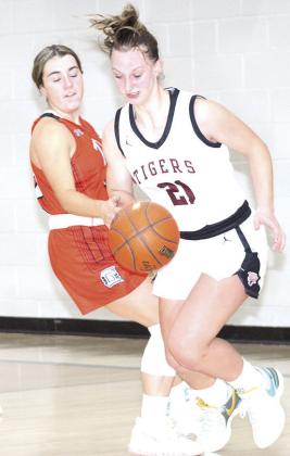 LHS’ Madeline Janssen (#21, right) tries to take the ball down the court against D/O’s press. Paula Jasa/Republican