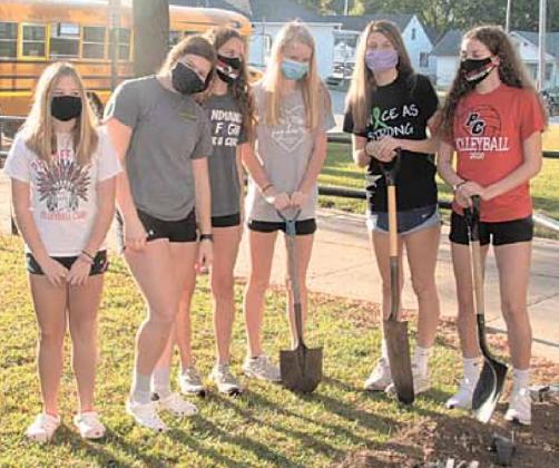 Among those students working were from left Madolyn Gottula, Kenadie Schmutz, Emily Lytle, Adrian de Koning, Mallory Branek, and Madison Lytle.