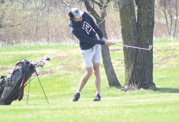 HTRS/P.C.’s Nic Knudson chips up to the #1 green at Kirkman’s last Tuesday. Paula Jasa/Republican