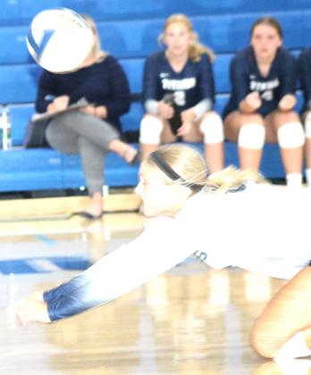HTRS’ Jaylie McNealy makes a great dig against JCC in the Class B Mudecas 3rd place game on Thursday. Paula Jasa/Republican