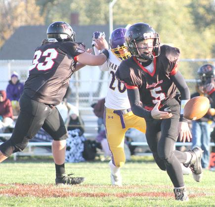P.C.’s Justin Pierce (#5, right) flips the ball back to Anthony Kling on a long run as teammate Hayden Binder (#33, left) blocks for them. Paula Jasa/Republican
