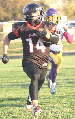 P.C.’s Jett Farwell (#14) gets out into the open field on this 33 yard touchdown run in the 2nd quarter. Paula Jasa/Republican