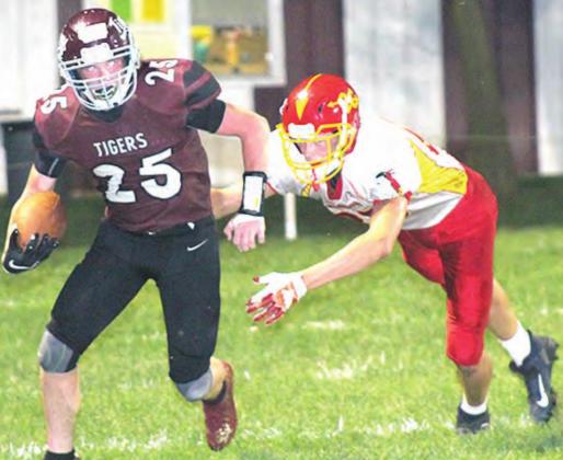 LHS’ Tristen Ray (#25, left) eludes a Red Cloud tackler on a kickoff return. Paula Jasa/Republican