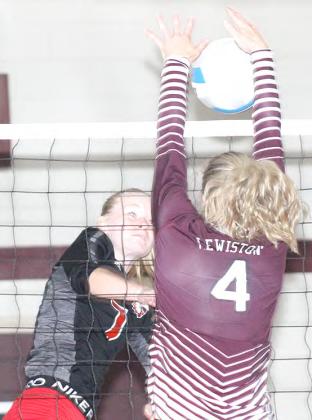 Paula Jasa/Republican LHS’ Emma deKoning (#4, right) gets her hands on a block against P.C.’s Adrian deKoning (#7, left).