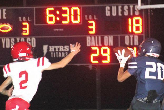 HTRS’ Nic Knudson (#20) catches the final touchdown pass of the game against Wymore Southern on Friday night. Knudson had 4 catches for 119 yards. Paula Jasa/Republican