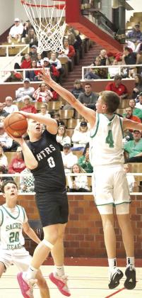 HTRS’ Jonathan Koch (#0, center) goes up for a nice shot on the baseline against FCSH in the Class B boys’ Championship game on Saturday. Paula Jasa/Republican