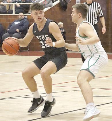 HTRS’ Hunter Bohling (#22, left) looks for an open teammate underneath the basket. Paula Jasa/Republican