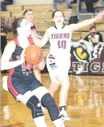 P.C.’s Reagan de-Koning (#20, up top right) makes a pass as LHS’ Katelyn Sanders (#12, up top left) defends. (Right) P.C.’s Reyana Tegtmeier (#14) pulls up for a fast break shot as LHS’ Masyn Arena (#10) comes down the court. Paula Jasa/Republican