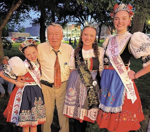 The Davis sisters of Beatrice pose with Joe Stehlik.