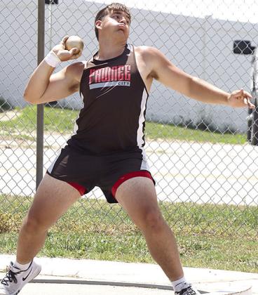 Fifteen tracksters qualify for State Track Meet