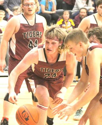 The Lewiston Tigers scramble for a loose ball including Everett Bohling (right), Tristen Ray (#24) and Jaxon Janssen (#44, left). Paula Jasa/Republican