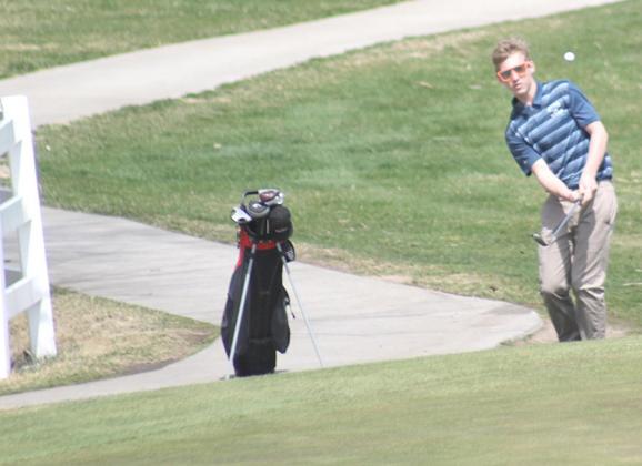 HTRS/P.C.’s Justin Pierce (above) chips up to the #3 green while teammate River McNeely (below) putts towards the hole on the #5 green. Paula Jasa/Republican