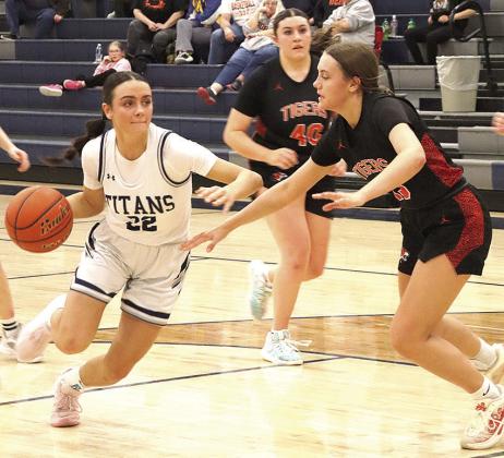 HTRS’ Lillian Bowen (#22, left) drives past several Falls City defenders in Thursday night’s game. Bowen led the Lady Titans with 17 points against Falls City. Paula Jasa/Republican