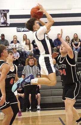 HTRS’ Kameon Dettmann (center) pulls up for a jumper against Falls City on Thursday night. Paula Jasa/Republican