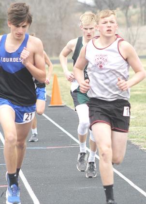 Lewiston’s Everett Bohling (right) keeps pace with several runners in the boys’ 1600 M. run event. Paula Jasa/Republican