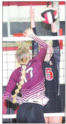 LHS’ Meagan Sanders (#17, left) faces off with P.C.’s Sierra deKoning (#5, right) at the net. Paula Jasa/Republican