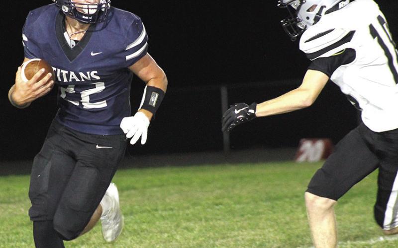 HTRS’ Hunter Bohling (#22, left) prepares to run past an Elmwood-Murdock defender in Friday night’s game. Bohling racked up 145 yards of rushing and 3 touchdowns before leaving the game with a shoulder injury in the 3rd quarter. Paula Jasa/Republican