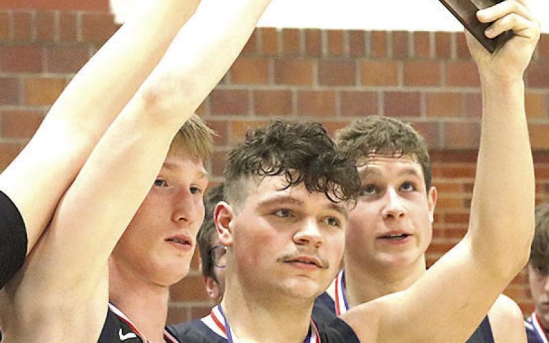 CLASS B MUDECAS RUNNER-UP - HTRS’ Brogan Dunlap (#1) and Hunter Bohling (#22, center) hold up the Class B Mudecas Runner-up plaque as teammate Emmett Glathar (#11, right) looks on. Paula Jasa/Republican