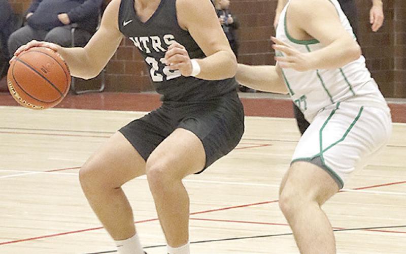 HTRS’ Hunter Bohling (#22, left) looks for an open teammate underneath the basket. Paula Jasa/Republican