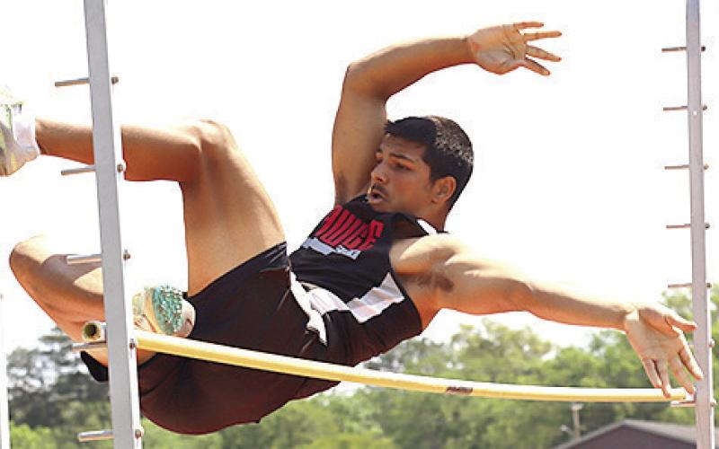 Fifteen tracksters qualify for State Track Meet