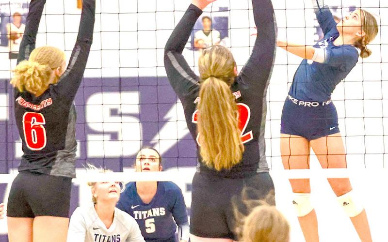 HTRS’ Avery Dierberger (right) goes up for a tip over Pawnee City’s Madelyn Osborne (#6) and Riana McAhon (#22) while P.C.’s Kaylee Turnbull (#3); HTRS’ Jaylie McNealy (#8) and Lillian Bowen (#5) look on. Photo courtesy of Lorrie Novak