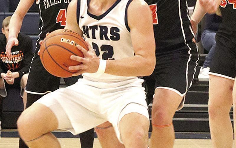 HTRS’ Hunter Bohling (#22, center) drives through the lane against Falls City defenders. Paula Jasa/Republican