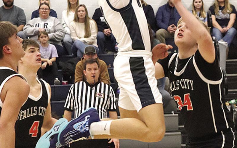HTRS’ Kameon Dettmann (center) pulls up for a jumper against Falls City on Thursday night. Paula Jasa/Republican