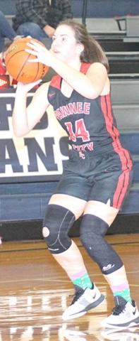 P.C’s Reyana Tegtmeier (#14) squares up to the basket for a shot. Paula Jasa/Republican