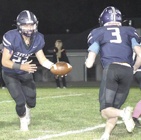 HTRS’ Hunter Bohling (#22, left) hands off to teammate Brogan Dunlap (#3, right) on a reverse run. Paula Jasa/Republican