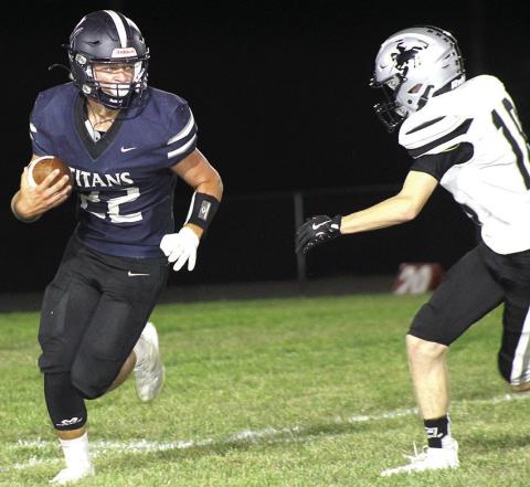 HTRS’ Hunter Bohling (#22, left) prepares to run past an Elmwood-Murdock defender in Friday night’s game. Bohling racked up 145 yards of rushing and 3 touchdowns before leaving the game with a shoulder injury in the 3rd quarter. Paula Jasa/Republican