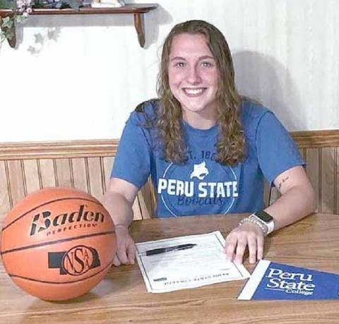 Krista Menninga signs Letter of Intent