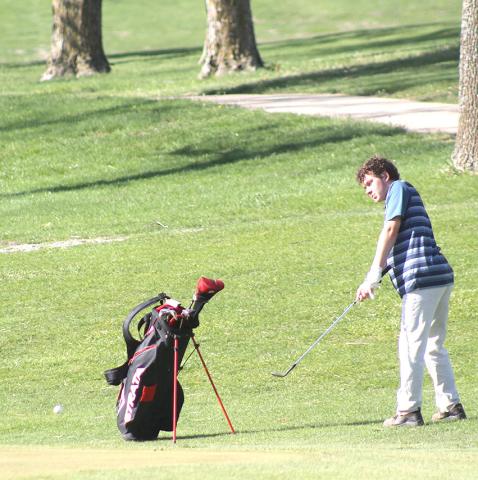 HTRS/P.C.’s Isaac Seitz aims his shot towards the #9 hole at the JCC Invitational. Paula Jasa/Republican