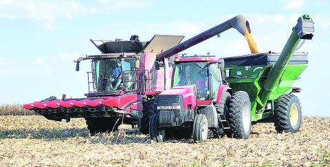 Grant Wenzl harvesting corn on his land north of Pawnee City. When asked about his yields Grant said that his corn was averaging 160 to 180 bushels per acre and soybeans were averaging 55 to 70 bushels per acre.