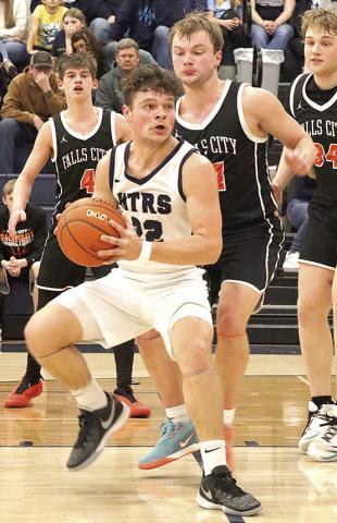 HTRS’ Hunter Bohling (#22, center) drives through the lane against Falls City defenders. Paula Jasa/Republican