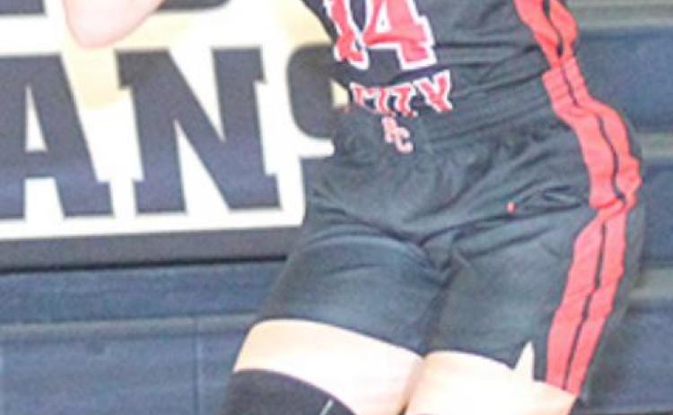 P.C’s Reyana Tegtmeier (#14) squares up to the basket for a shot. Paula Jasa/Republican