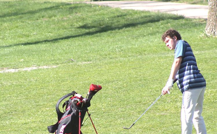 HTRS/P.C.’s Isaac Seitz aims his shot towards the #9 hole at the JCC Invitational. Paula Jasa/Republican