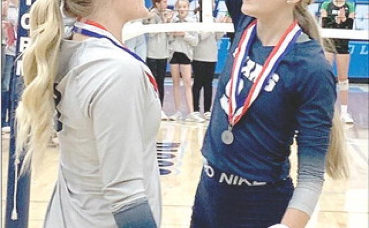 CLASS B MUDECAS RUNNER-UP - HTRS’ Jaylie McNealy (left) and Avery Dierberger (right) claim the plaque for the Lady Titans. See story on Page 6. Paula Jasa/Republican