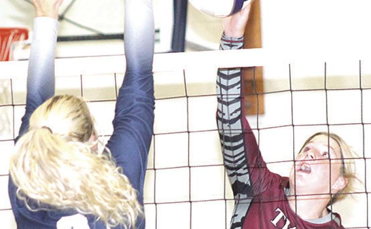 LHS’ DeLanye Currie (#7, right) goes up for a tip over HTRS’ Elie Bstandig (#2, left) last Tuesday night. Paula Jasa/Republican