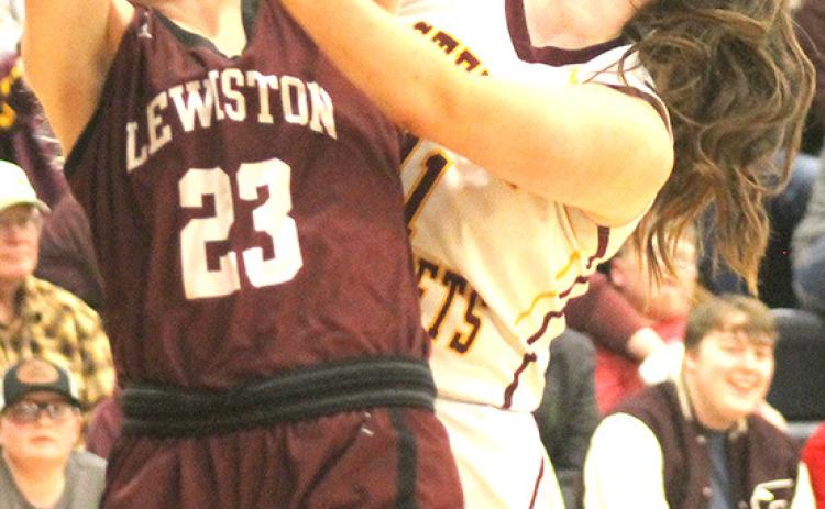 LHS’ DeLayne Currie (#23, left) battles for a rebound against Sterling in Friday night’s game. Currie claimed 2 rebounds in the contest. Paula Jasa/Republican