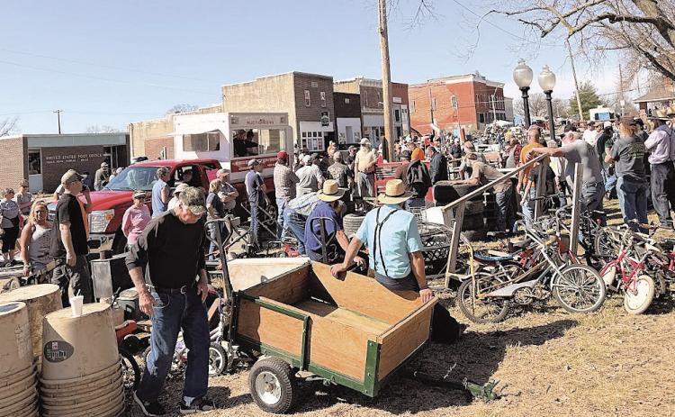 A large crowd turned out in Table Rock for the consignment auction Photo by Sharla Sitzman