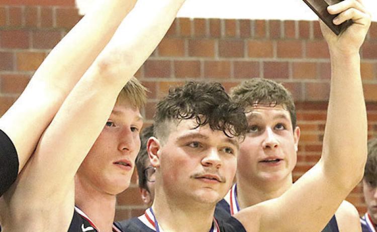 CLASS B MUDECAS RUNNER-UP - HTRS’ Brogan Dunlap (#1) and Hunter Bohling (#22, center) hold up the Class B Mudecas Runner-up plaque as teammate Emmett Glathar (#11, right) looks on. Paula Jasa/Republican
